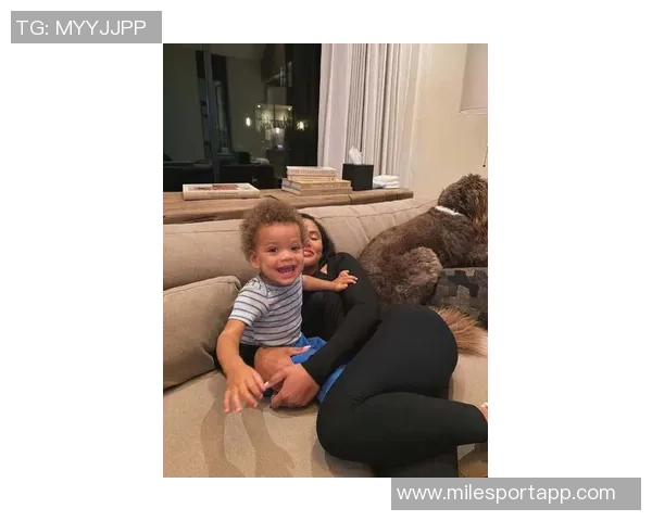 美媒分享库里一家六口温馨聚餐照片时光荏苒令人感慨不已