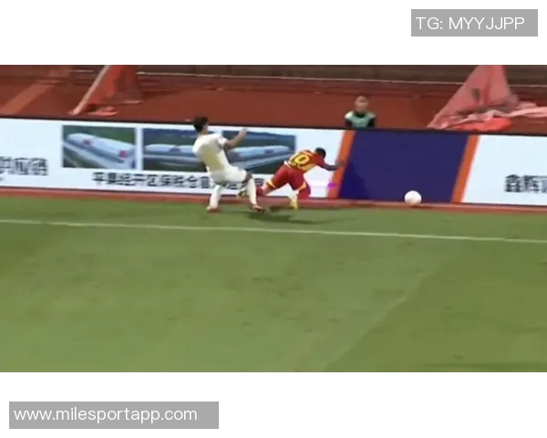 广西外援阿萨莫阿遭遇颈椎骨折意外撞坏场边LED广告牌引发关注