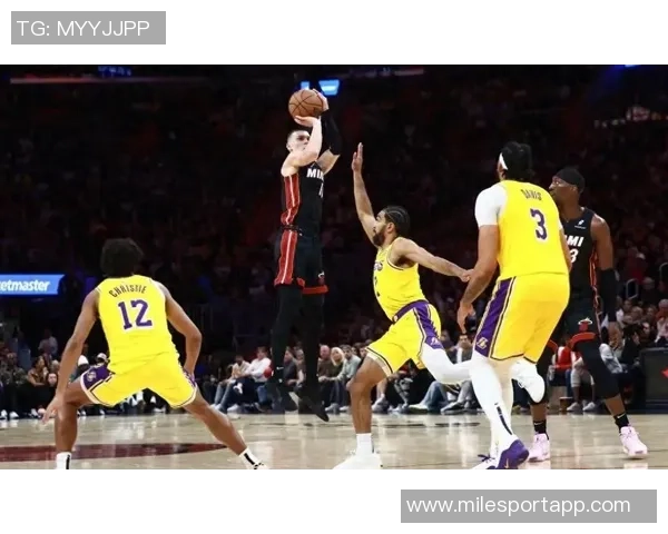 浓眉表现不佳23投仅7中拿下19分16篮板下半场状态低迷仅得2分