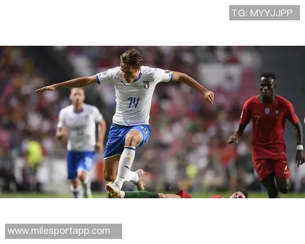 美国演员甜茶佩戴拜仁手套引热议拜仁官推称赞查拉梅懂球